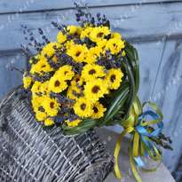 Букет цветов из лаванды и хризантемы