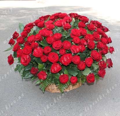 Траурний кошик з 101 червоної троянди
