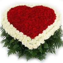 Кошик квітів у вигляді серця (301 троянда)