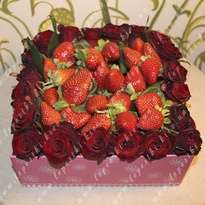 Box with rose and strawberries