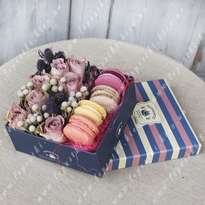 Коробка с макарунами и розой Мемори Лейн