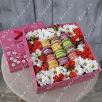Set with macaroons and flowers "Sweetness"