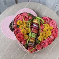 Heart-shaped box with macaroons (d20cm)
