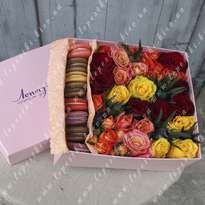 Большая сладкая коробка из розы микс и макарунов