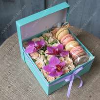 Box with macaroons "Orchid"