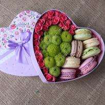Heart box with macaroons (d15cm)