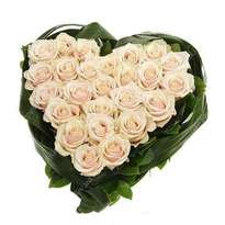 Сердце из 25 белых роз
