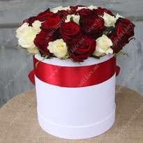 Хет коробка "31 біло-червона троянда"