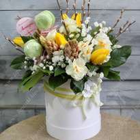 Spring hat box with macaroons