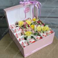 Box with daffodils and Raffaello "Pink"