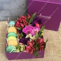Box with flowers and macaroons "Palette"