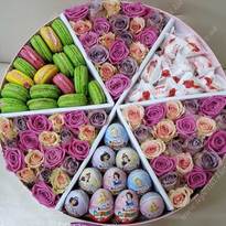 Большая коробка с цветами и сладостями