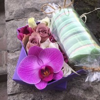 Box with macaroons and flowers "Baby"
