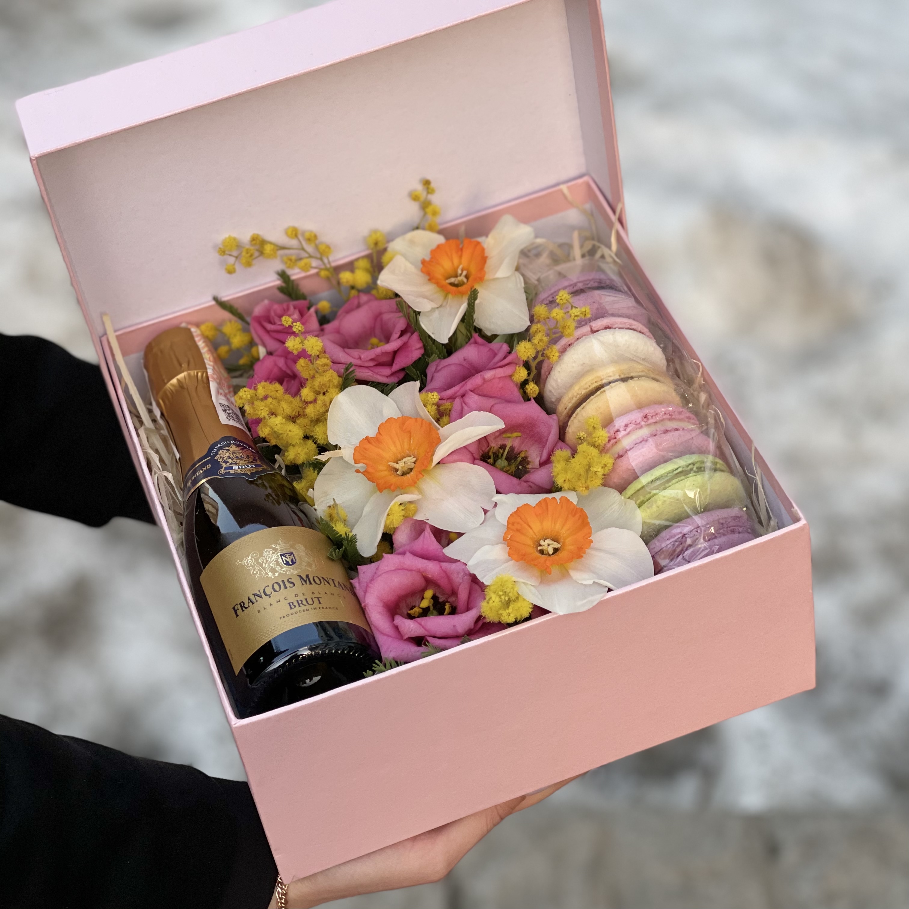 Коробочка с цветами и сладкими макарунами Миа Эме