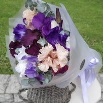 Bouquet of 11 large irises