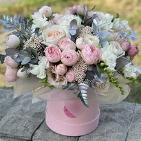 Box with peony roses "Lux"