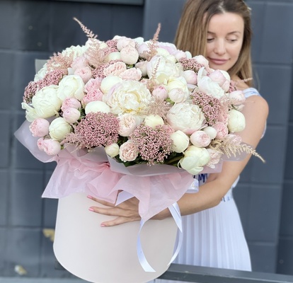 Большая коробка цветов с пионами «Пинк»