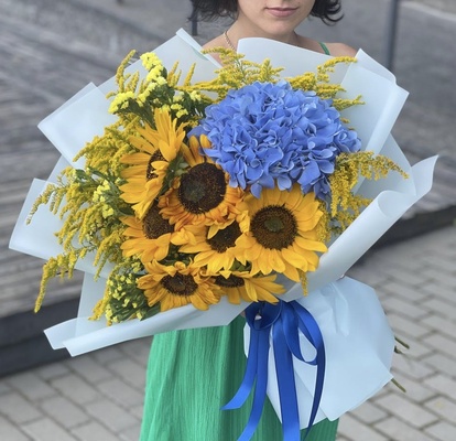 A bouquet of flowers in national colors