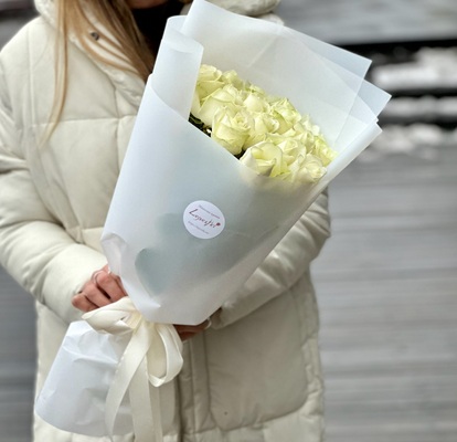 Букет із 15 білих троянд