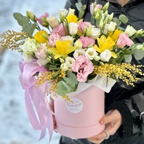 Коробка цветов с нарциссами и мимозой