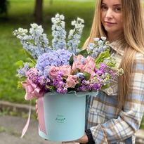 Коробка з матіолою, трояндою та дельфініумом