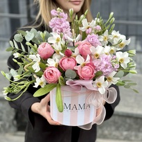 Коробка квітів «Мамо, люблю тебе»