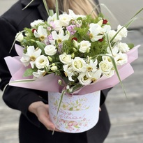 Коробка квітів «Мамо, зі святом»