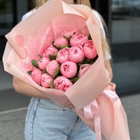 Букет из 15 розово-коралловых пионов