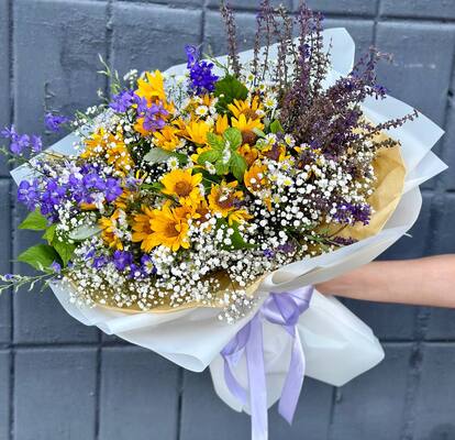 Summer bouquet with yellow daisies