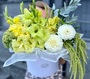 Коробка цветов в лаймовых оттенках