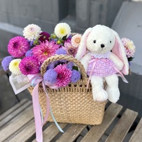 Большая корзина с игрушкой и цветами