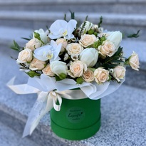Коробка цветов с тюльпанами и орхидеей