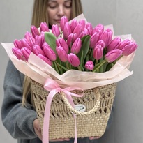 Кошик рожевих тюльпанів