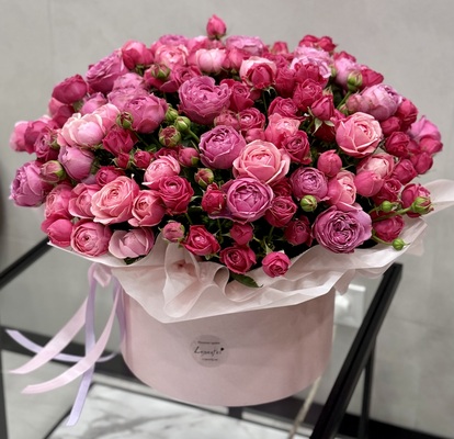 Купить цветы в шляпных коробоках в Москве недорого с доставкой