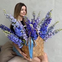 Великий кошик з дельфініуму