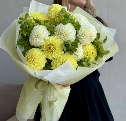 Bouquet of 11 large dahlias with greenery