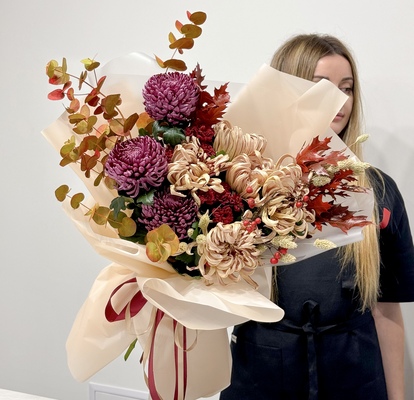 Autumn bouquet of varietal chrysanthemums