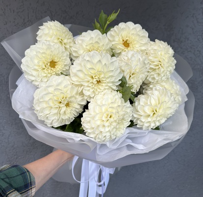 Bouquet with 11 white dahlias