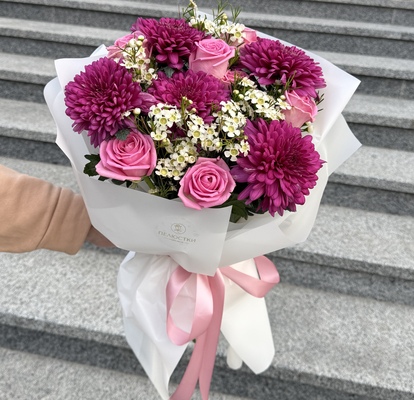 A bouquet in white and pink tones with a rose
