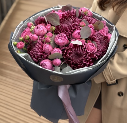 Autumn bouquet with roses and chrysanthemums