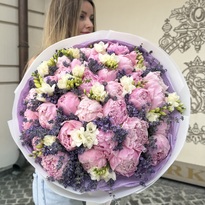 Букет з півонії, лаванди та фрезії