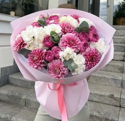 Букет из кустовых роз, георгинов и эустомы