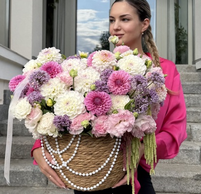 Basket with dahlias, eustoma and allium