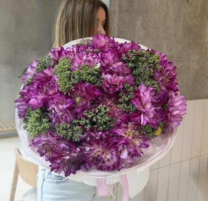 Букет из 25 георгинов и зелени