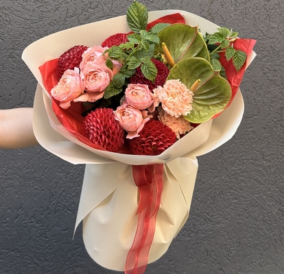 Букет з георгінами, розами і антуріумом