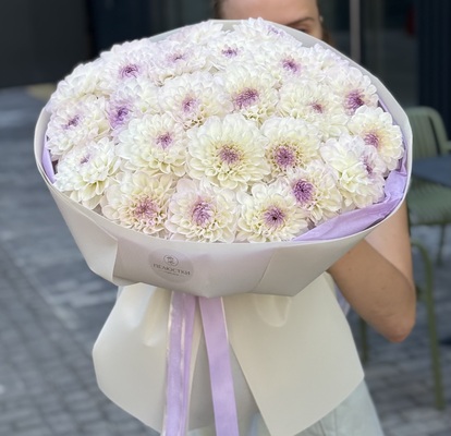 A bouquet of 25 white dahlias